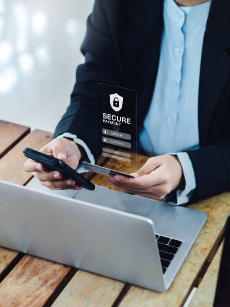 Secure payment concept. Safety shield icon on finance application login page virtual on mobile smart phone in hand while using credit card to purchase, online shopping, digital banking transaction. concepto de pago seguro. icono de escudo de seguridad en la página de inicio de sesión de la aplicación financiera virtual en el teléfono inteligente móvil en la mano mientras se usa la tarjeta de crédito para comprar, compras en línea, transaccione