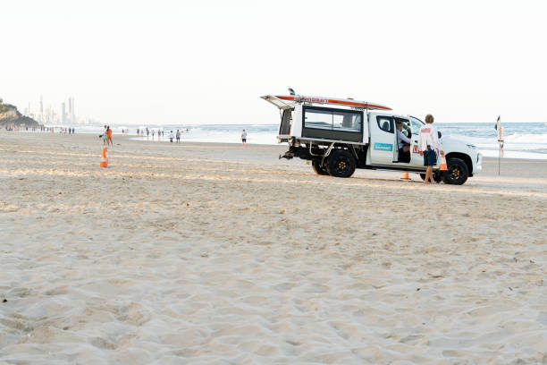 ビーチでのライフガードの車 - gold coast australia lifeguard sea ストックフォトと画像