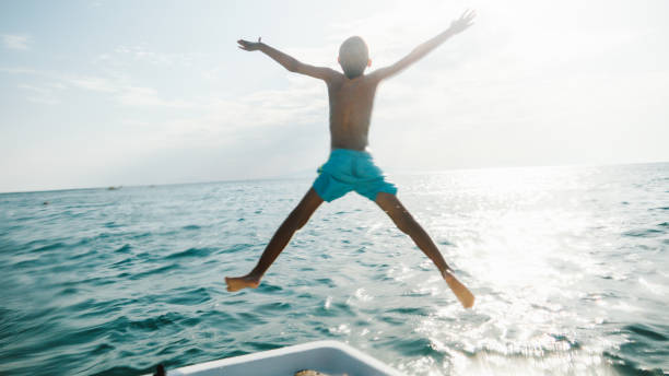 ¡un salto de estrella de mar! - child jumping swimming nautical vessel fotografías e imágenes de stock