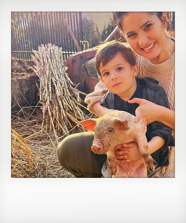 Portrait on a mom and her son with their piggy pet // mobilestock photo