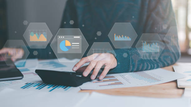 Analyst read business statistics chart reports, to analyze and improve corporate strategy, manage financial and marketing documents, update annual budget accounts, business data analysis concept analista leer informes de gráficos de estadísticas comerciales, para analizar y mejorar la estrategia corporativa, administrar documentos financieros y de marketing, actualizar cuentas presupuestarias anuales, concepto de análisis de datos comerciales