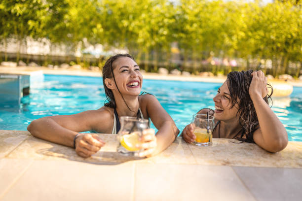 summertime and cocktails - swimming pool water people sitting imagens e fotografias de stock