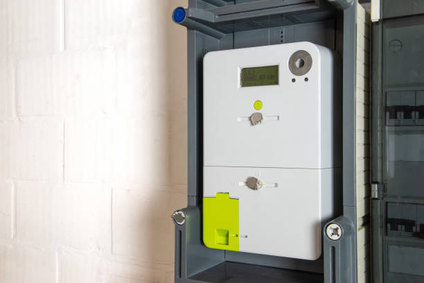 smart meter oder digitaler energiezähler zur ermittlung des energieverbrauchs im haushalt. - intelligenter zähler stock-fotos und bilder