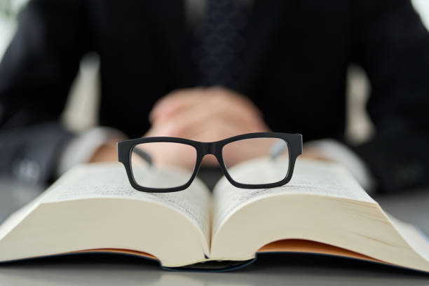 안경과 사전을 사용한 지적 노동의 이미지 - lawyer research book finance 뉴스 사진 이미지