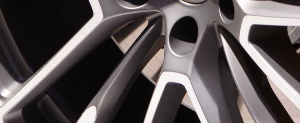 современный роскошный спортивный автомобиль матовый серый кованый обод и тормозной диск - wheel alloy alloy wheel tire стоковые фото и изображения