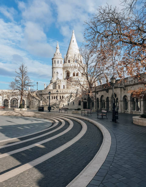 beautiful towers and turrets on walls of fisherman's bastion in budapest, hungary. - 漁夫稜堡 個照片及圖片檔