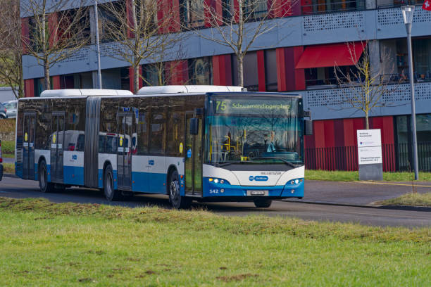 흰색과 파란색 대중 교통 버스가 스위스 마을을 통과합니다. - driver bus public transportation reflection 뉴스 사진 이미지