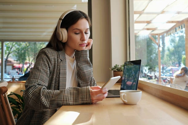 istock Young IT professional working from a coffee shop. 1462546416