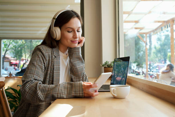 Young IT professional working from a coffee shop.
