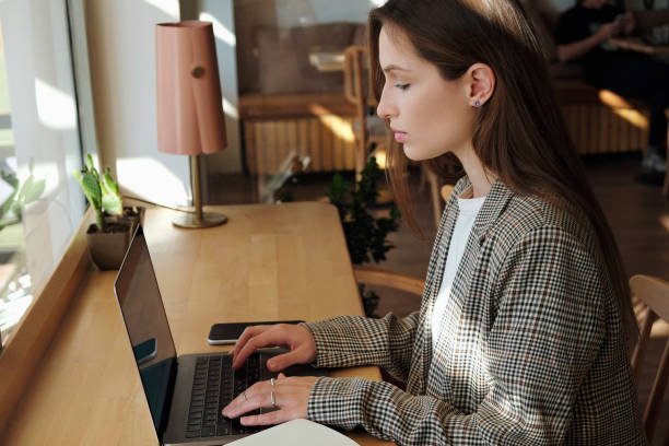 istock Young IT professional working from a coffee shop. 1462547308
