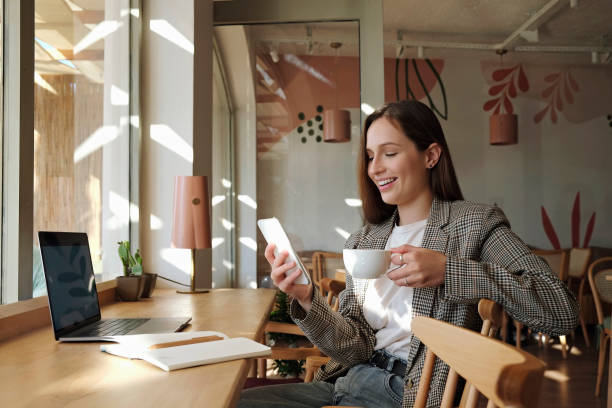 Young IT professional working from a coffee shop.