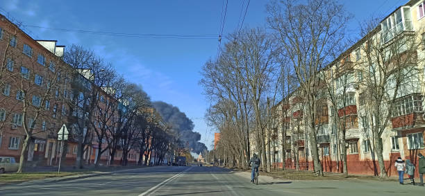 humo del fuego en la ciudad de chernihiv después de un ataque aéreo de aviones rusos en la ciudad - black civil rights fotografías e imágenes de stock