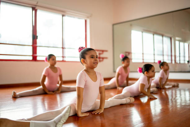 istock Girls stretching at ballet class 1462609010