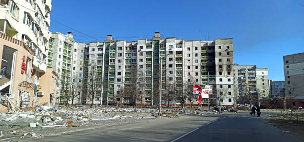 rue avec des immeubles de grande hauteur détruits en ukraine pendant la guerre - civil war photos et images de collection