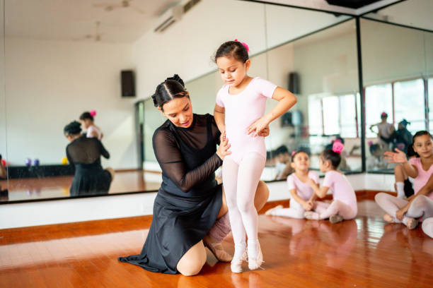 istock Teacher giving instruction to ballet dancer at the dance studio 1462613289