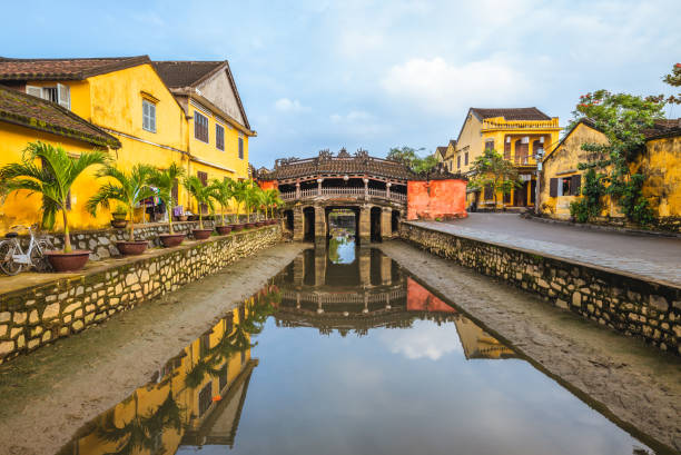 pont couvert japonais à hoi an, vietnam - hoi an photos et images de collection