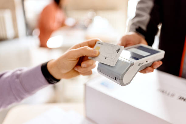 istock Using a credit card for Contactless payment 1462638289