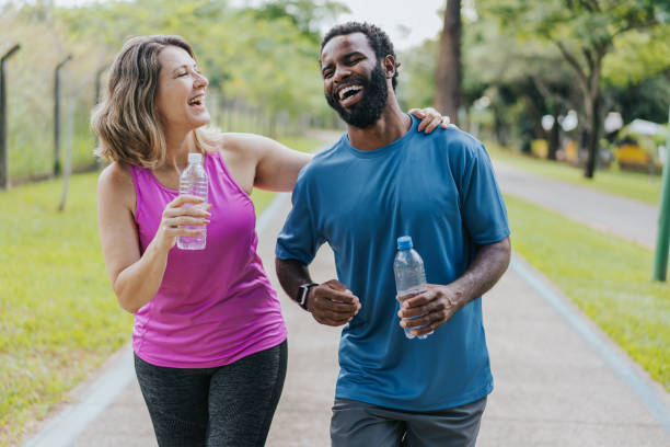 entspanntes paar freunde während körperlicher bewegung - adult jogging running motivation stock-fotos und bilder