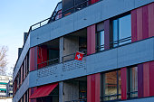 schweizer-flagge-weht-auf-dem-balkon-der-seniorenresidenz-im-stadtteil-seebach-an-einem.jpg?b=1&s=170x170&k=20&c=dtvqni9mK2ap8rQt88eJW68P-Ux1H3bpKxelearwPyg=