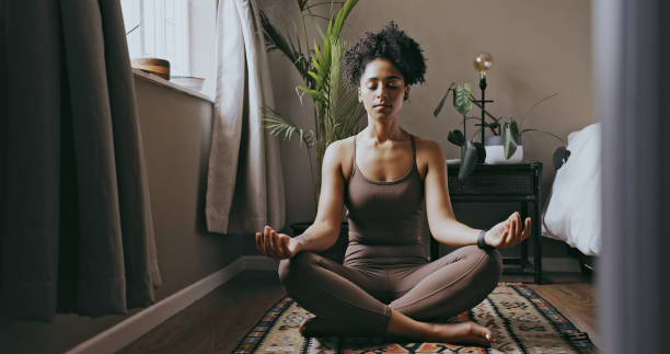 Peace, relax and mediation with black woman and yoga in bedroom for calm, zen and morning routine. Wellness, breathing and balance with health girl training at home for spiritual, healing and energy paz, relajación y mediación con la mujer negra y yoga en el dormitorio para la calma, el zen y la rutina matutina. bienestar, respiración y equilibrio con la salud de las niñas entrenando en casa para la espiritualidad, la curación y la energía