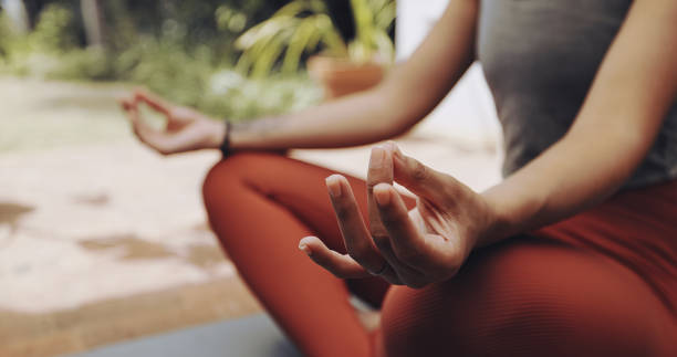 mujer, manos mudra y meditación para el bienestar, la libertad y la energía tranquila del chakra en el jardín, el parque y el zen. chica de cerca, ejercicio de yoga y meditación en loto al aire libre para la salud mental, la esperanza y la mentalidad - meditating fotografías e imágenes de stock