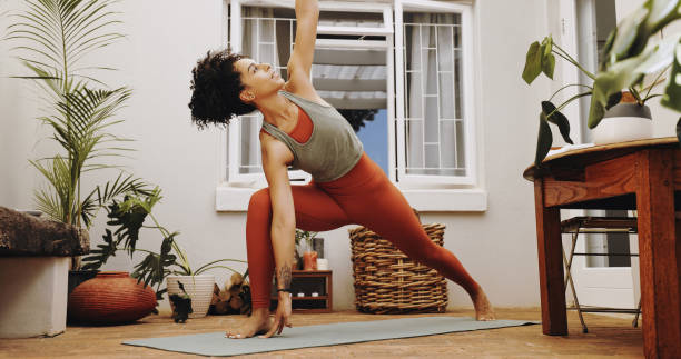 Black woman, yoga and stretching on mat for spiritual wellness, zen or healthy balanced lifestyle at home. African American female in warm up stretch or exercising in zen garden outside the house mujer negra, yoga y estiramientos en colchoneta para el bienestar espiritual, zen o estilo de vida saludable y equilibrado en casa. mujer afroamericana en estiramiento de calentamiento o haciendo ejercicio en el jardín zen fuera de la casa