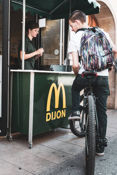 mcdonald's 'drive-through' w dijon, francja - côte d'or zdjęcia i obrazy z banku zdjęć