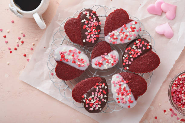 valentines day. red velvet or brownie cookies on heart shaped in chocolate icing on a pink romantic background. dessert idea for valentines day, mothers or womens day. tasty homemade cake for holiday - valentine candy fotos imagens e fotografias de stock