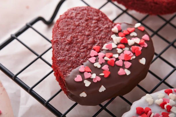 dia dos namorados. biscoitos vermelhos de veludo ou brownie em forma de coração em cobertura de chocolate em um fundo romântico rosa. ideia de sobremesa para o dia dos namorados, dia das mães ou da mulher. bolo caseiro saboroso para férias - valentine candy - fotografias e filmes do acervo