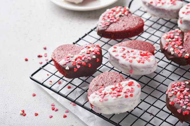 valentines day. red velvet or brownie cookies on heart shaped in chocolate icing on a pink romantic background. dessert idea for valentines day, mothers or womens day. tasty homemade cake for holiday - valentine candy imagens e fotografias de stock