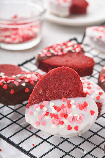 valentines day. red velvet or brownie cookies on heart shaped in chocolate icing on a pink romantic background. dessert idea for valentines day, mothers or womens day. tasty homemade cake for holiday - valentine candy fotos imagens e fotografias de stock