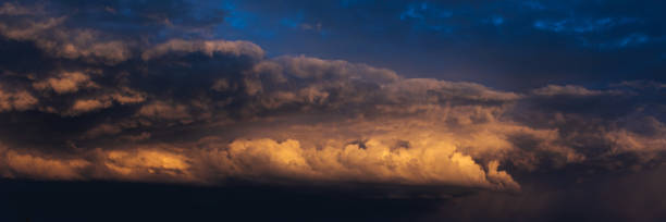niebo o zachodzie słońca. chmury. deszcz - moody sky outdoors digital composite sunset zdjęcia i obrazy z banku zdjęć