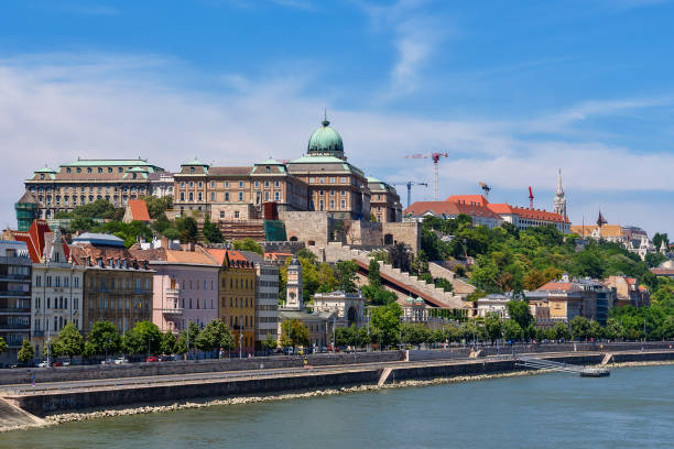 deli rondella, mittelalterliche befestigungsanlagen der budaer burg (königsburg) auf dem burgberg. budapester königspalast. blick auf das donauufer in budapest - nobility royal palace of buda budapest palace stock-fotos und bilder