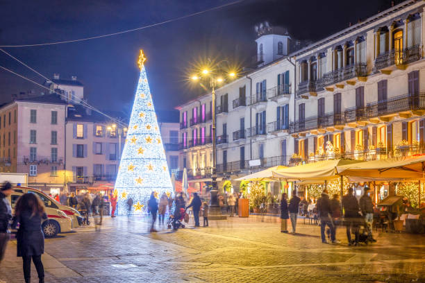 istock Christmas tree at Como town and blurred motion people  and cafe illumination 1462698131