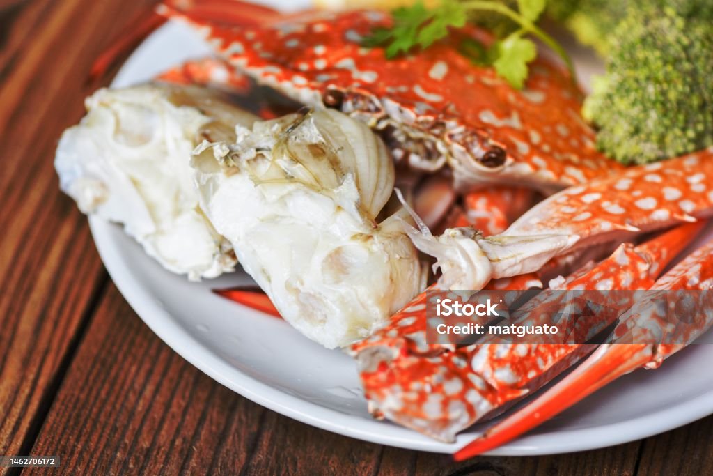 게 고기 테이블에 흰색 접시와 해산물 소스에 요리 게 발톱과 다리 푸른 수영 게 0명에 대한 스톡 사진 및 기타 이미지 - 0명 ...