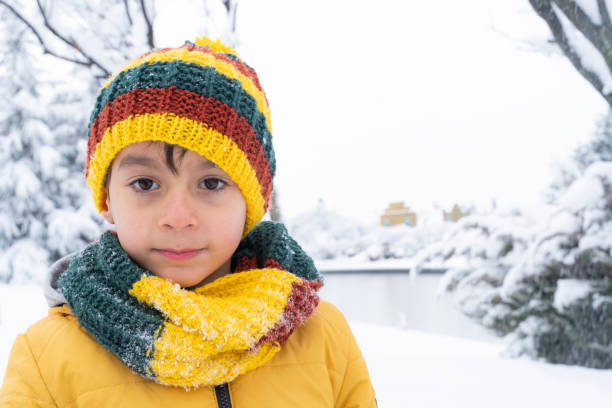 chłopiec zabawy na śniegu - snowshoeing snowshoe child winter zdjęcia i obrazy z banku zdjęć