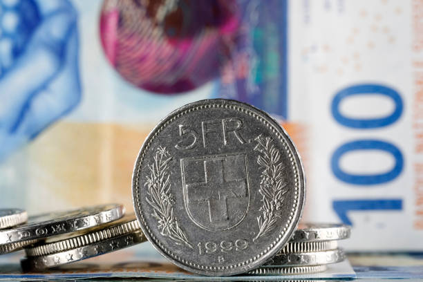 schweizer 5-franken-münze und andere und banknoten, chf-währung - swiss currency swiss francs currency swiss coin stock-fotos und bilder