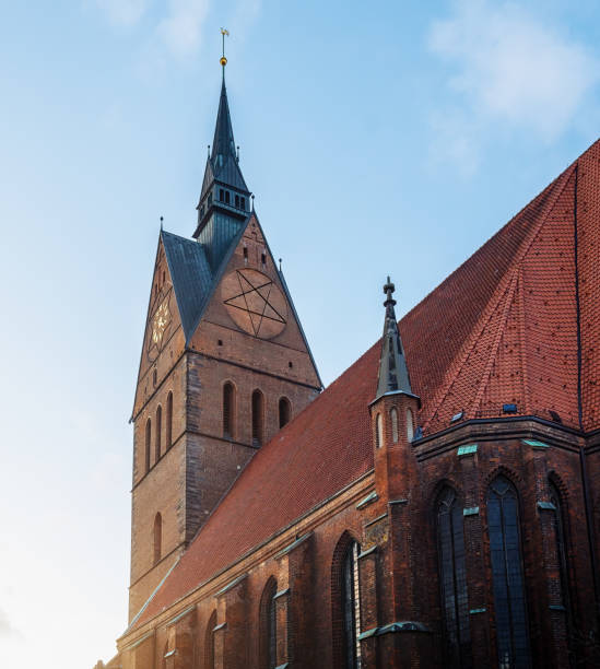 wieża kościoła targowego (marktkirche) z pentagramem - hanower, dolna saksonia, niemcy - pentangle zdjęcia i obrazy z banku zdjęć