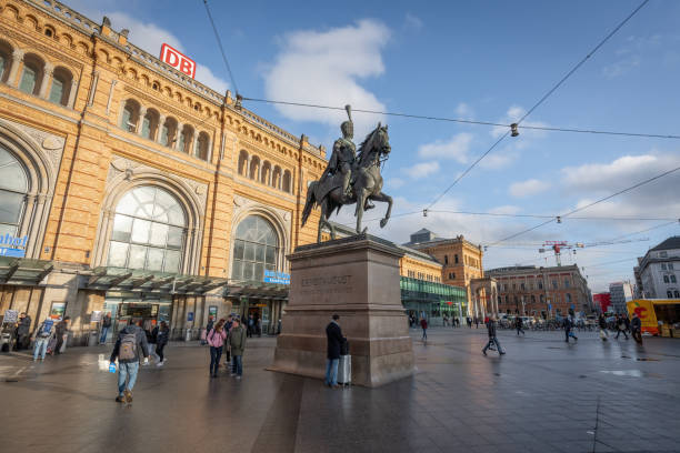 socha krále ernsta augusta před hlavním nádražím v hannoveru (hannover hbf) - hannover, dolní sasko, německo - hannover - stock snímky, obrázky a fotky