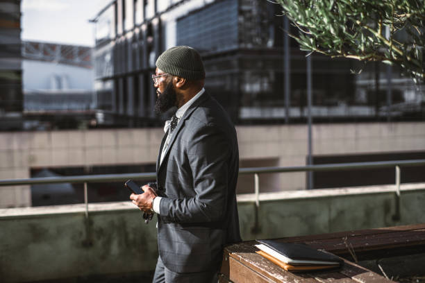 photo de profil d’un homme africain - black olive photos et images de collection