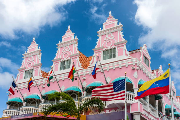 bela fachada cor-de-rosa da arquitetura colonial holandesa no centro da cidade de oranjestad, aruba. - dutch colonial - fotografias e filmes do acervo