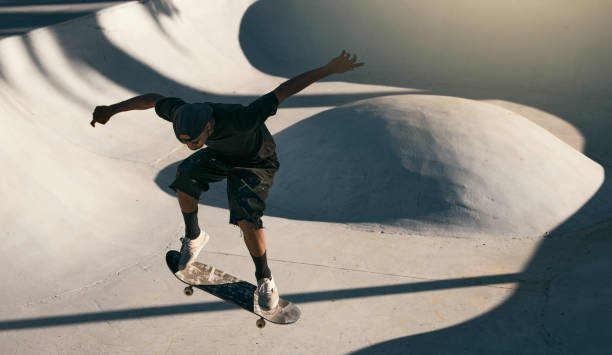 hombre, patinador y monopatín en el parque en el aire, truco o salto en rampa con velocidad, técnica y deporte. skater, acción y hormigón en evento, juego o concurso con zapatillas en verano, sol o al aire libre - skateboarding skateboard park teenager extreme sports fotografías e imágenes de stock