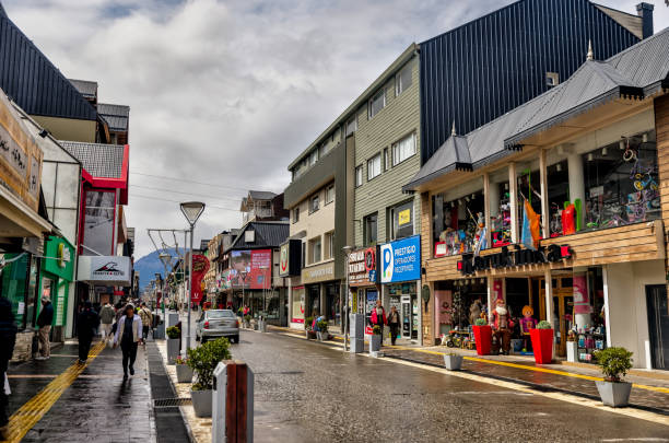 a rua principal de ushuaia, argentina - ushuaia - fotografias e filmes do acervo
