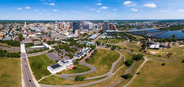 richmond, virginia. aerial view over the gamblers hill park toward the james river. extra-large, high-resolution stitched panorama. - gamblers imagens e fotografias de stock