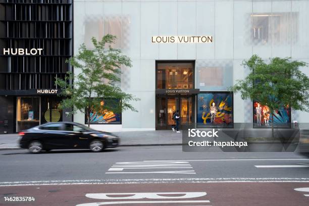 Louis Vuitton New York City Stock Photo - Download Image Now - Louis Vuitton  - Designer Label, Store, Fifth Avenue - iStock