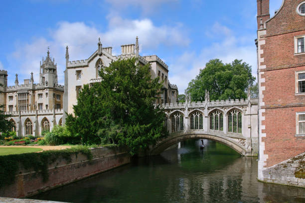 cambridge, anglia - widok na uniwersytet cambridge - bridge of sighs zdjęcia i obrazy z banku zdjęć