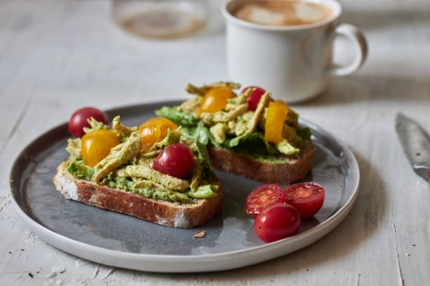 délicieux toast brunch - morning tomato lettuce vegetable photos et images de collection