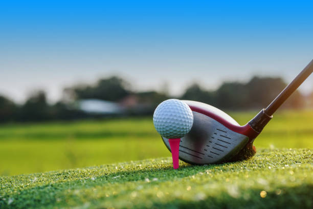 palline da golf sul campo da golf con mazze da golf pronte per il golf nel primo corto. - golf foto e immagini stock