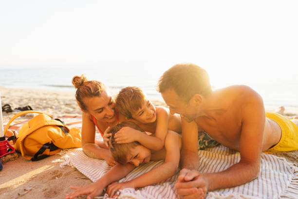 momenti felici in spiaggia - beach women joy sand foto e immagini stock
