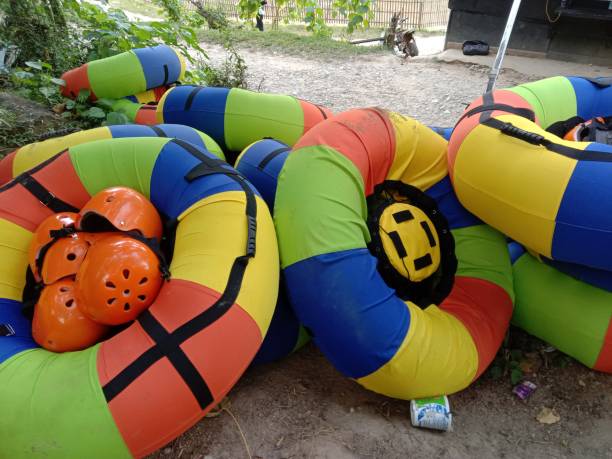 passeio de boia no rio - inner tube swimming lake water - fotografias e filmes do acervo